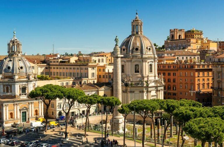 Edifici vicino al foro antico di Roma, una delle mete più gettonate per le vacanze di Pasqua.