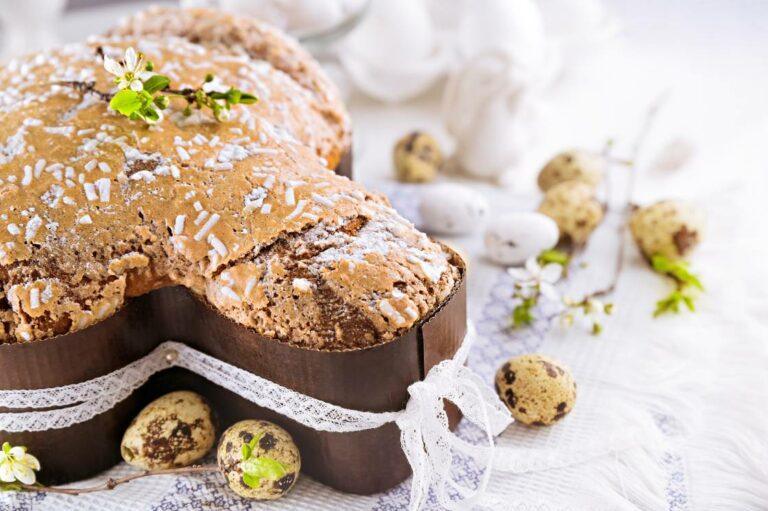 Colomba pasquale su una tavola con tovaglia di pizzo e ovetti di quaglia