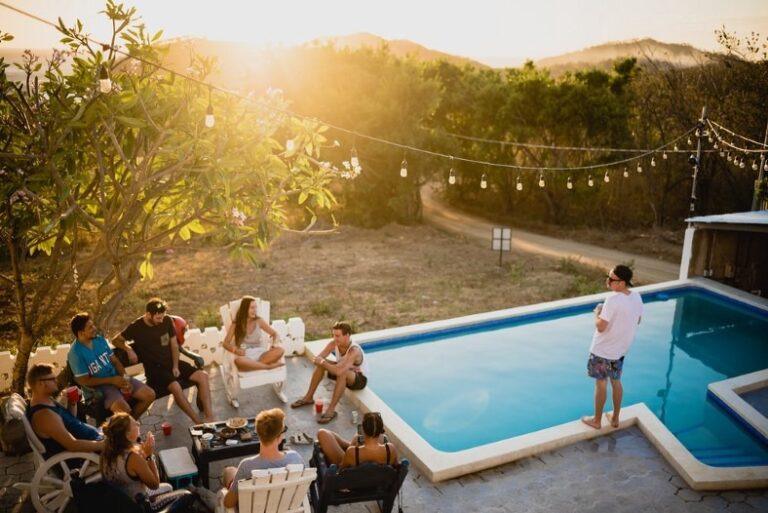 un gruppo di amici seduto attorno alla piscina di una casa vacanze della campagna toscana