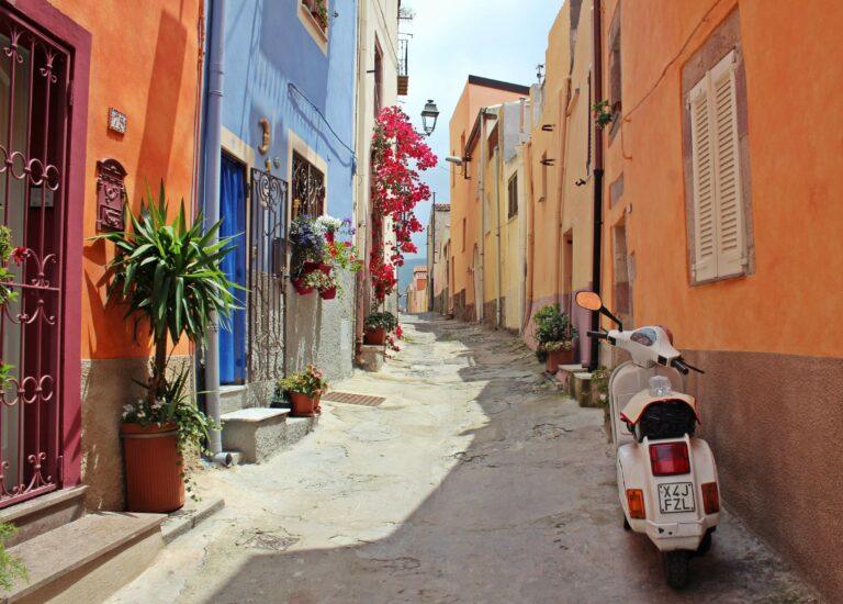 Strada In Italia Con Case Vacanze Colorate E Un Motorino